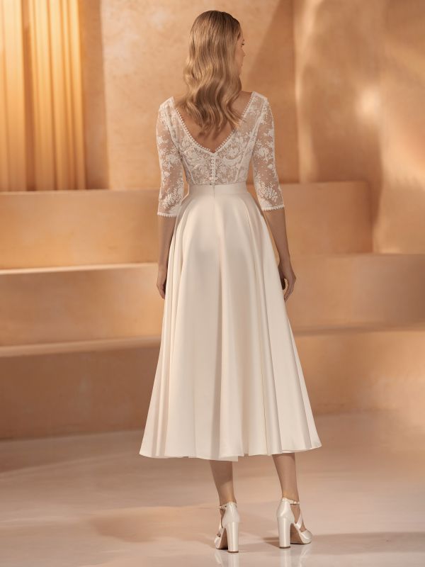Brautkleid im Prinzessstil mit Strass-Gürtel von Bianco Evento