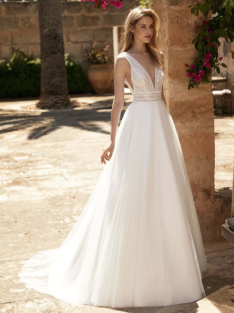 Chic Bridal Dress Necklines You Can Try Out this Fall