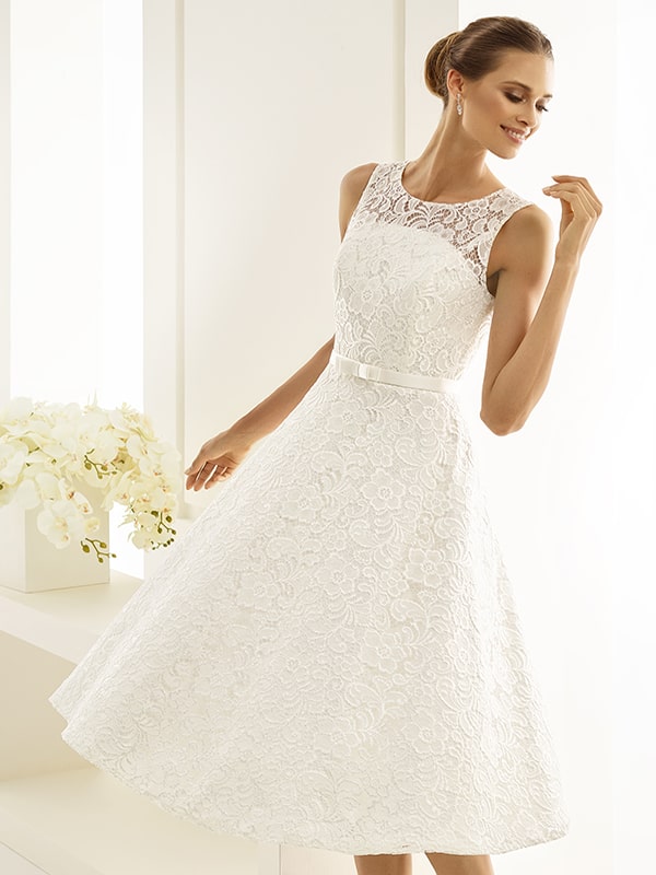 A imagem pode conter: 1 pessoa  Latest wedding gowns, Wedding dresses  simple, Fancy wedding dresses